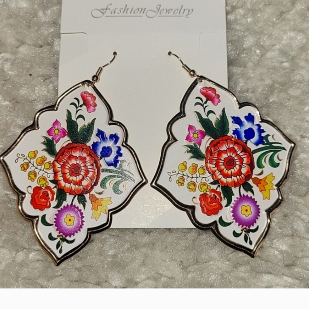 NEW FLORAL WHITE/GOLD Plated Style Earrings - Picture 1 of 8
